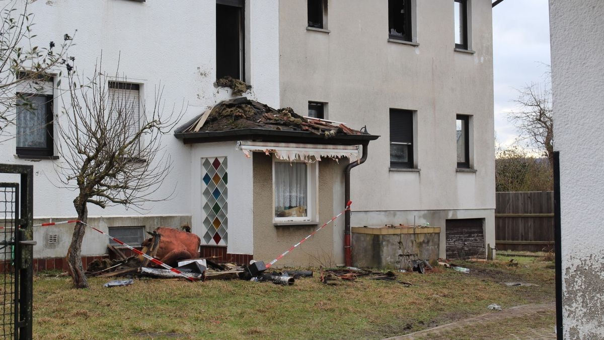 Am Morgen danach sind am brandgeschädigten Haus am Kalkofen in Neustadt Brandermittler zugange.