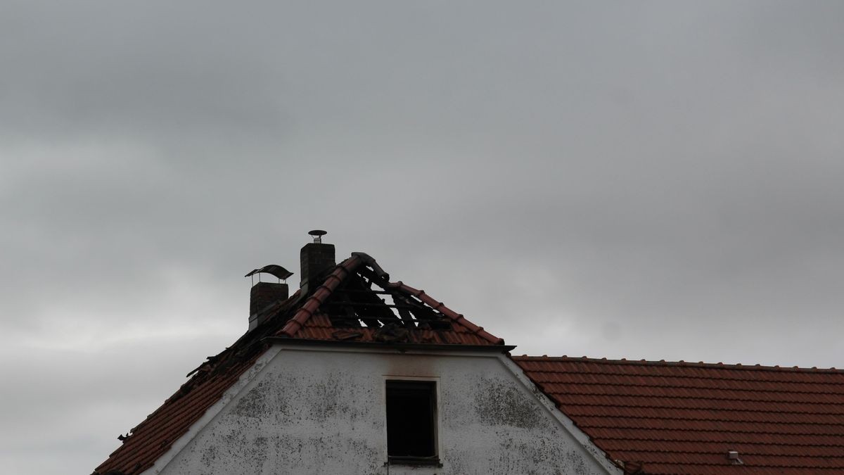 Am Morgen danach sind am brandgeschädigten Haus am Kalkofen in Neustadt Brandermittler zugange.