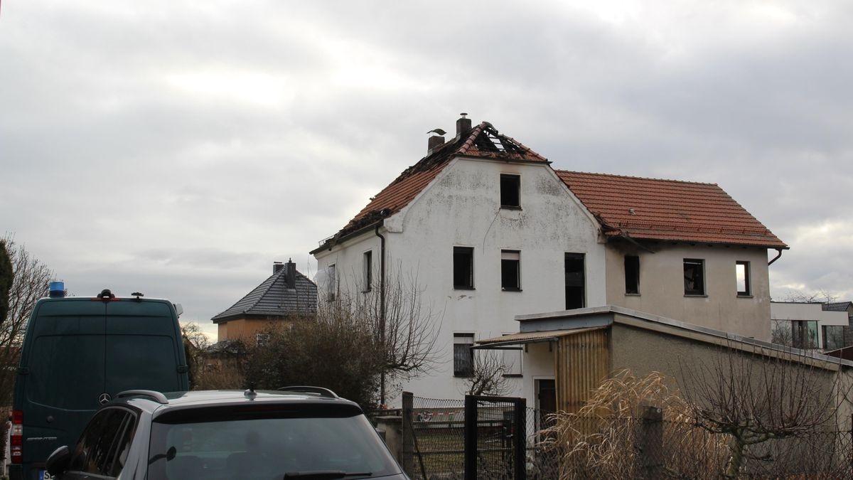 Am Morgen danach sind am brandgeschädigten Haus am Kalkofen in Neustadt Brandermittler zugange.