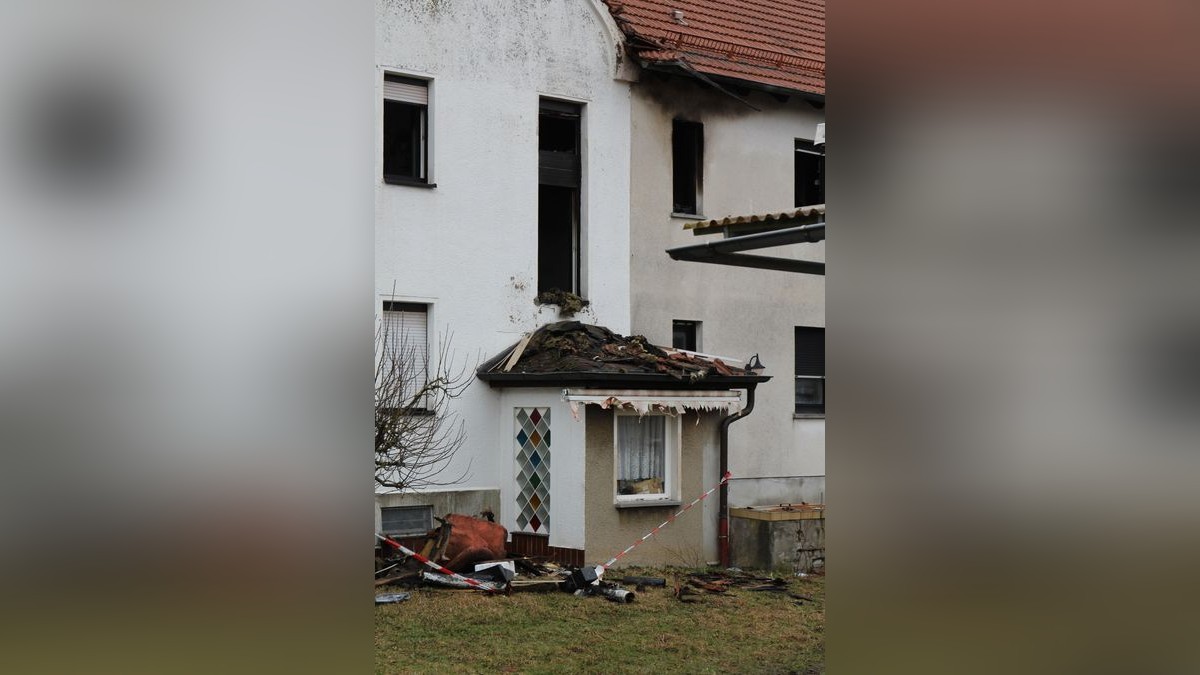 Am Morgen danach sind am brandgeschädigten Haus am Kalkofen in Neustadt Brandermittler zugange.