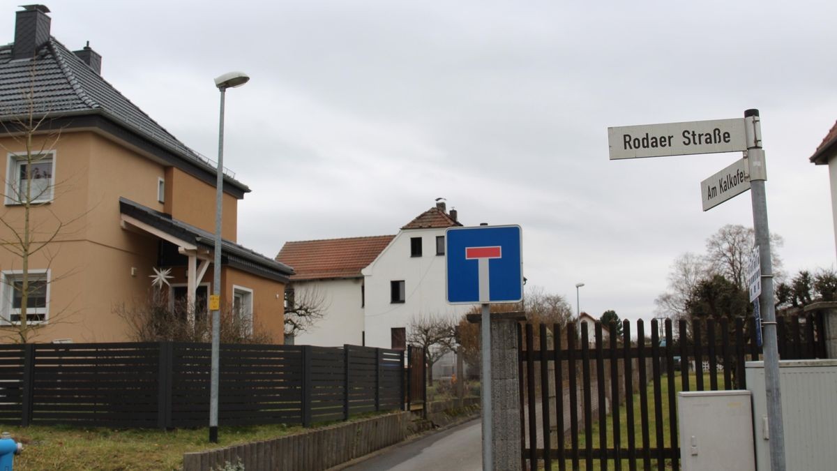 Am Morgen danach sind am brandgeschädigten Haus am Kalkofen in Neustadt Brandermittler zugange.