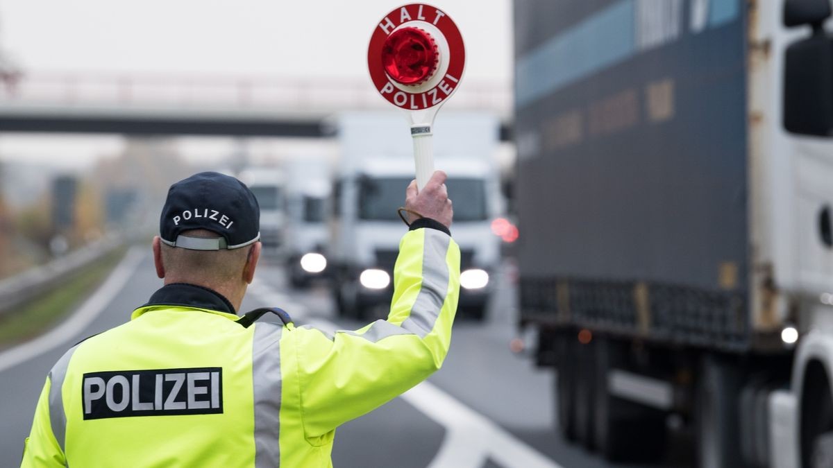 Polizeikontrolle an einer Autobahn