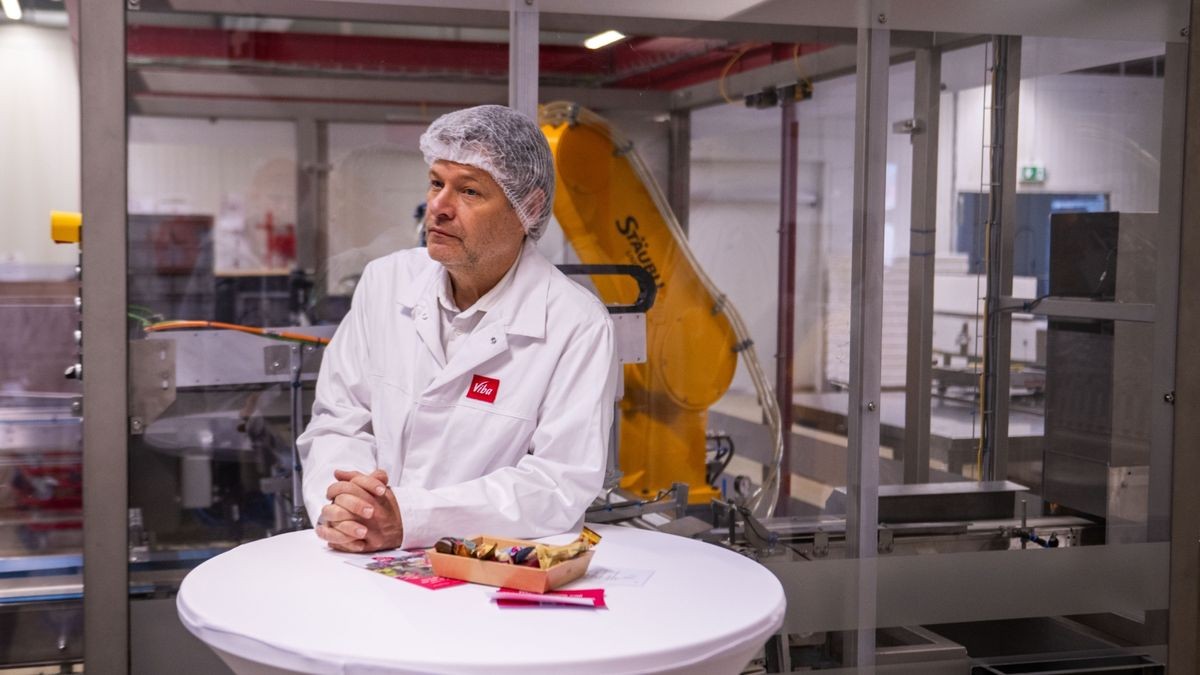 Bundeswirtschaftsminister Robert Habeck (Grüne) bei seinem Unternehmensbesuch bei Viba Sweets in Floh-Seligenthal.