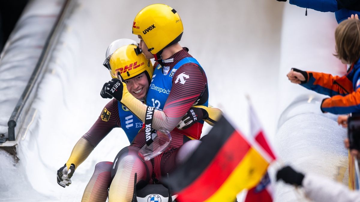 Dajana Eitberger und Saskia Schirmer (links) feiern ihren ersten Weltcup-Sieg im Doppelsitzer.