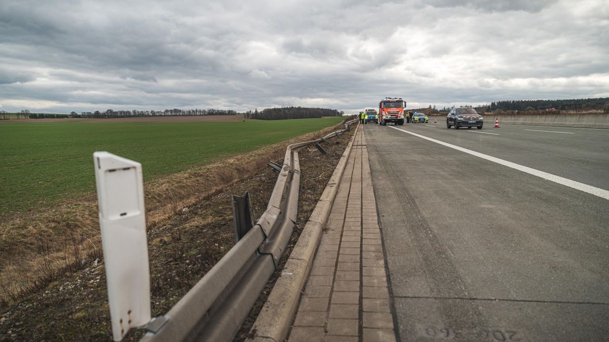 Am Sonntagvormittag kam es auf der A9 nahe der Anschlussstelle Triptis (Fahrtrichtung Berlin) zu einem schweren Verkehrsunfall, bei dem zwei Personen verletzt wurden.