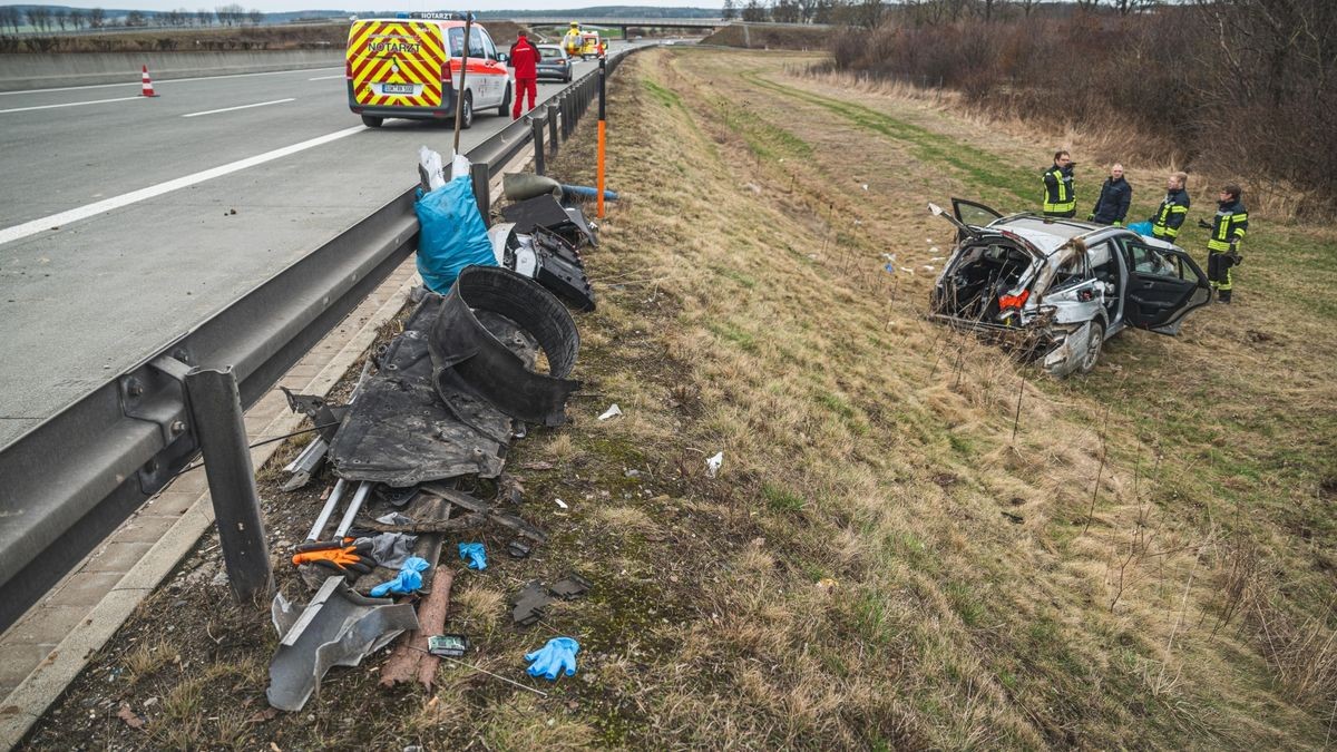 Am Sonntagvormittag kam es auf der A9 nahe der Anschlussstelle Triptis (Fahrtrichtung Berlin) zu einem schweren Verkehrsunfall, bei dem zwei Personen verletzt wurden.