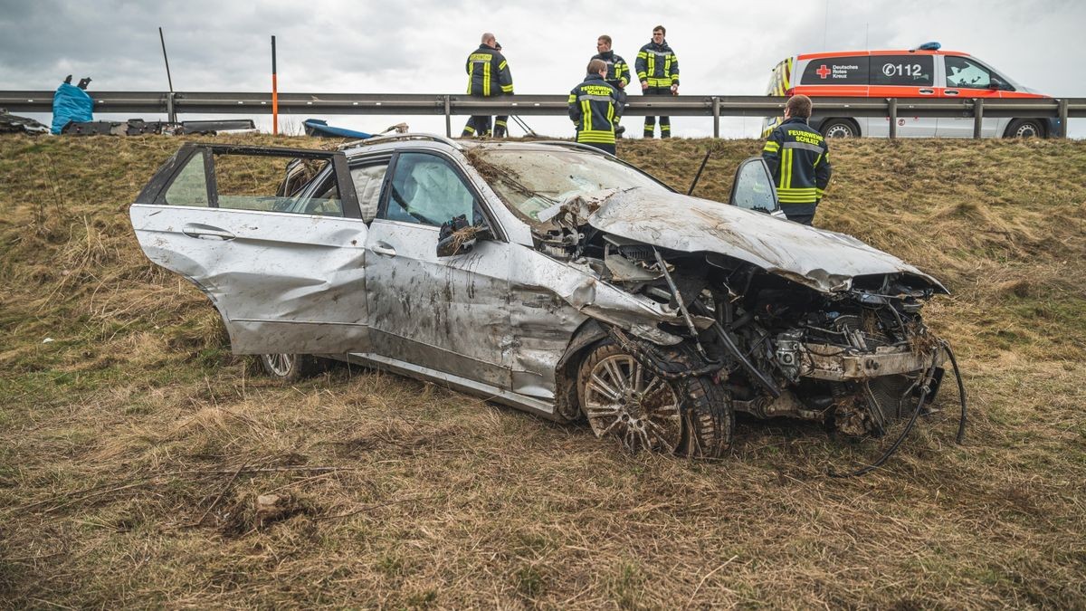 Nach ersten Erkenntnissen war wohl ein Reifenplatzer dafür verantwortlich, dass das Auto zuerst mit der Fahrbahntrennung und dann mit der rechten Leitplanke kollidierte, sich überschlug und schließlich neben der Autobahn zum liegen kam.