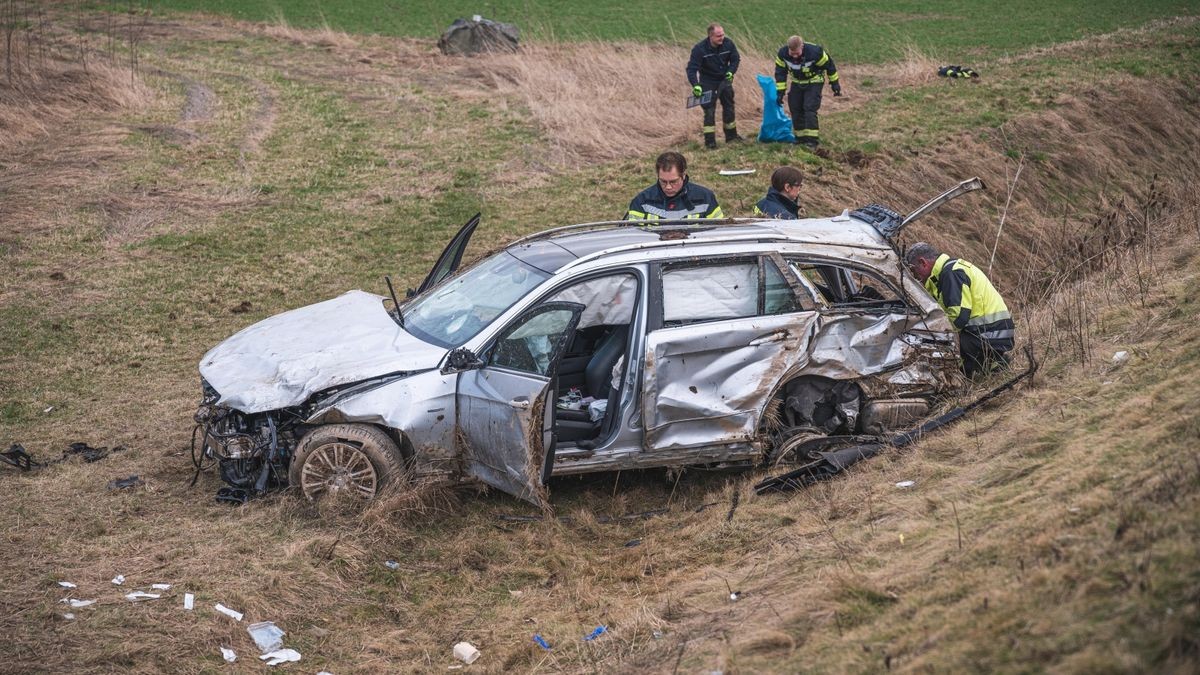 Am Sonntagvormittag kam es auf der A9 nahe der Anschlussstelle Triptis (Fahrtrichtung Berlin) zu einem schweren Verkehrsunfall, bei dem zwei Personen verletzt wurden.