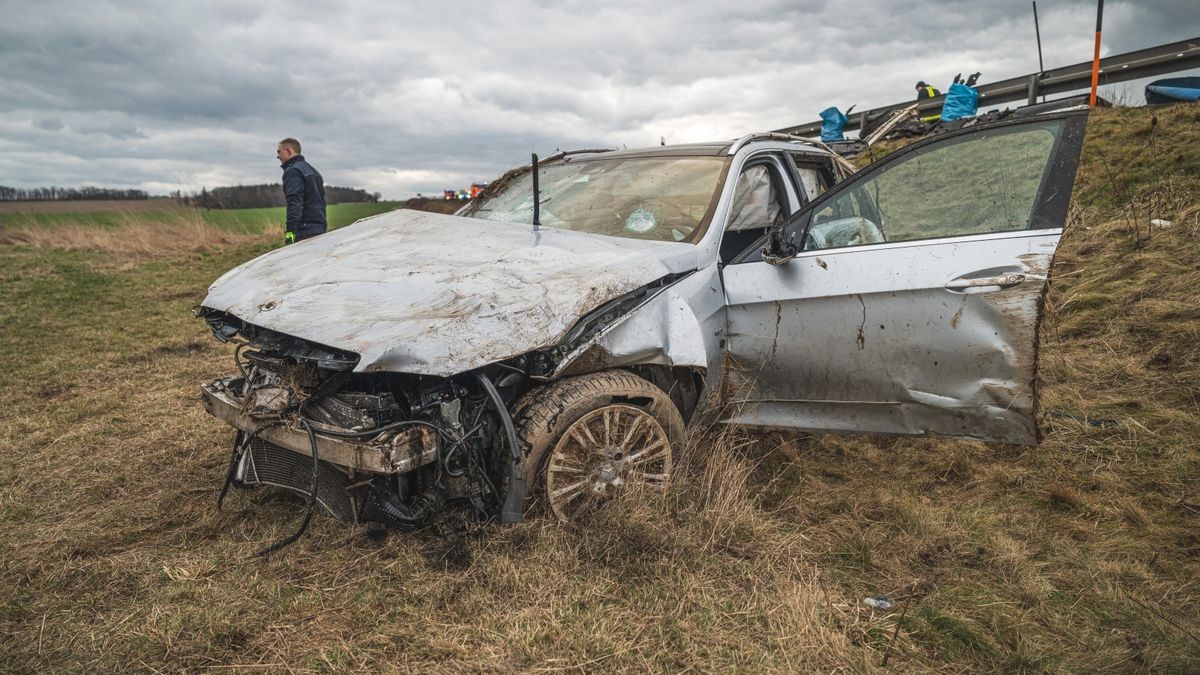 Am Sonntagvormittag kam es auf der A9 nahe der Anschlussstelle Triptis (Fahrtrichtung Berlin) zu einem schweren Verkehrsunfall, bei dem zwei Personen verletzt wurden.