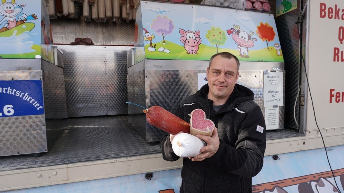 Patrick Ziergöbel alias „Wurst-Toni“ präsentiert einen Teil seiner Wurstwaren, darunter auch die Herzsalami.