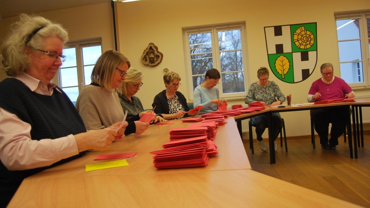 Bürgermeisterwahl in der Gemeinde Hörselberg-Hainich (Wartburgkreis)
Die Helferinnen im Briefwahllokal bei der Arbeit im Rathaus in Behringen