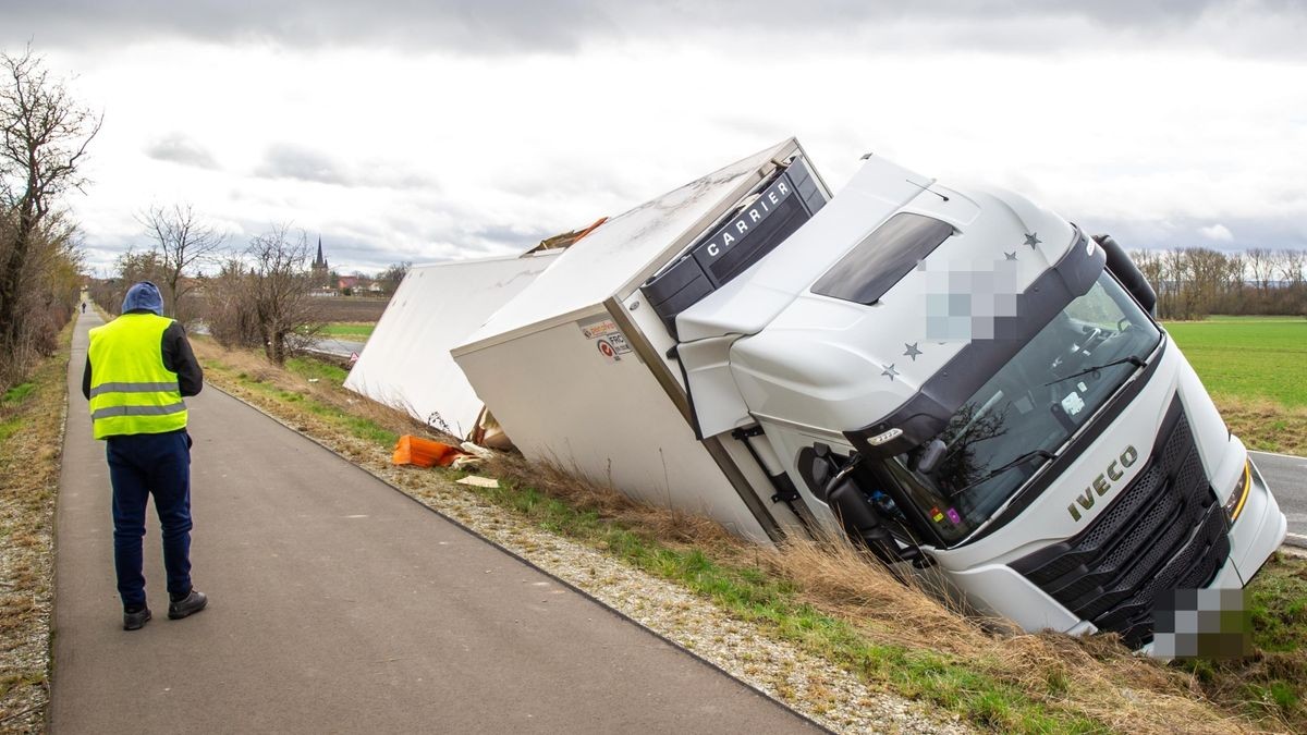 Laster kippt bei Thamsbrück um.