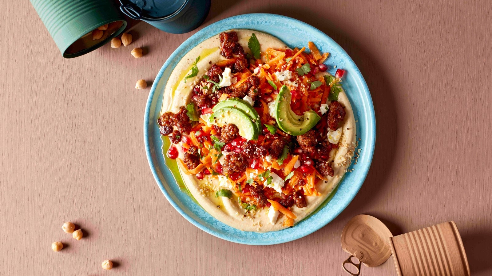 Hummus mit Feta-Möhren-Salat und Hack Hummus mit Feta-Möhren-Salat und Hack