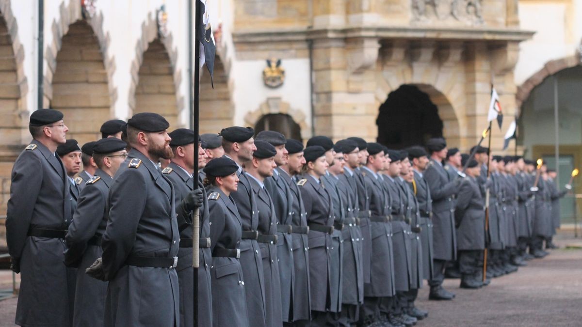 Mit einem Übergabeappell im Hof von Schloss Friedenstein hat Oberstleutnant Friedrich Biebrach das Kommando über das Aufklärungsbataillon 13 in die Hände von Oberstleutnant Benjamin Hoppe gelegt. Im Beisein von Brigadegeneral Alexander Krone und Landrat Onno Eckert.