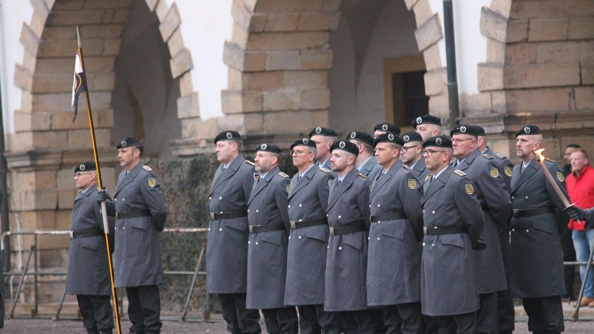 Mit einem Übergabeappell im Hof von Schloss Friedenstein hat Oberstleutnant Friedrich Biebrach das Kommando über das Aufklärungsbataillon 13 in die Hände von Oberstleutnant Benjamin Hoppe gelegt. Im Beisein von Brigadegeneral Alexander Krone und Landrat Onno Eckert.