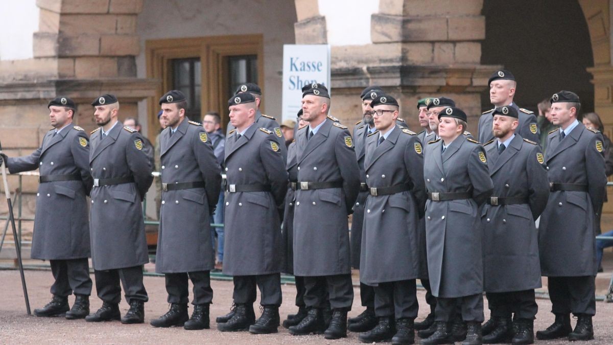 Mit einem Übergabeappell im Hof von Schloss Friedenstein hat Oberstleutnant Friedrich Biebrach das Kommando über das Aufklärungsbataillon 13 in die Hände von Oberstleutnant Benjamin Hoppe gelegt. Im Beisein von Brigadegeneral Alexander Krone und Landrat Onno Eckert.