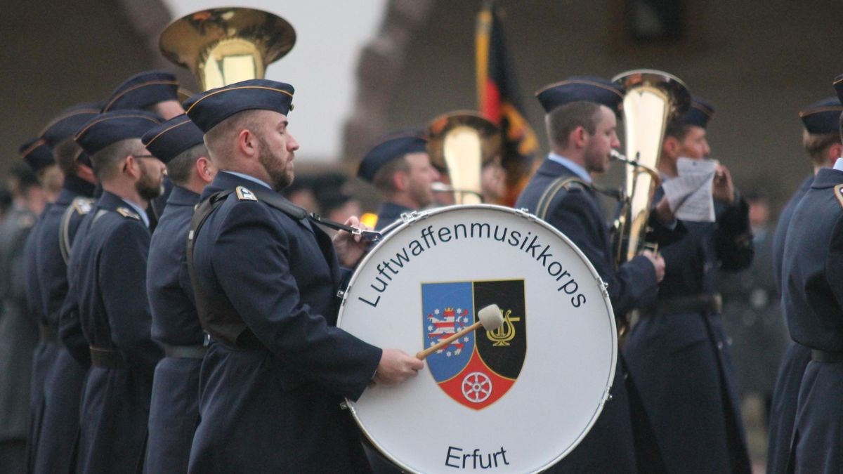 Mit einem Übergabeappell im Hof von Schloss Friedenstein hat Oberstleutnant Friedrich Biebrach das Kommando über das Aufklärungsbataillon 13 in die Hände von Oberstleutnant Benjamin Hoppe gelegt. Im Beisein von Brigadegeneral Alexander Krone und Landrat Onno Eckert.