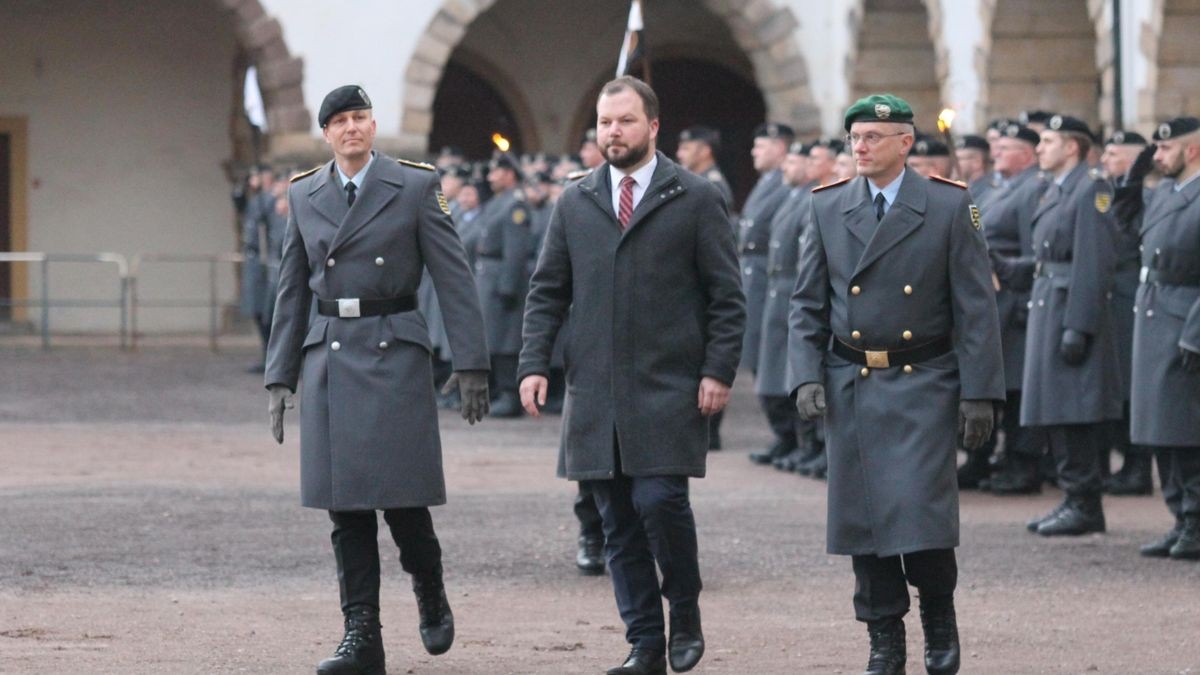 Mit einem Übergabeappell im Hof von Schloss Friedenstein hat Oberstleutnant Friedrich Biebrach das Kommando über das Aufklärungsbataillon 13 in die Hände von Oberstleutnant Benjamin Hoppe gelegt. Im Beisein von Brigadegeneral Alexander Krone und Landrat Onno Eckert.