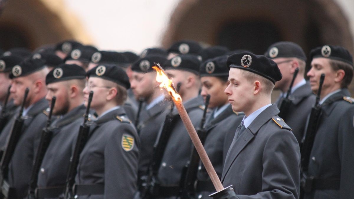 Mit einem Übergabeappell im Hof von Schloss Friedenstein hat Oberstleutnant Friedrich Biebrach das Kommando über das Aufklärungsbataillon 13 in die Hände von Oberstleutnant Benjamin Hoppe gelegt. Im Beisein von Brigadegeneral Alexander Krone und Landrat Onno Eckert.