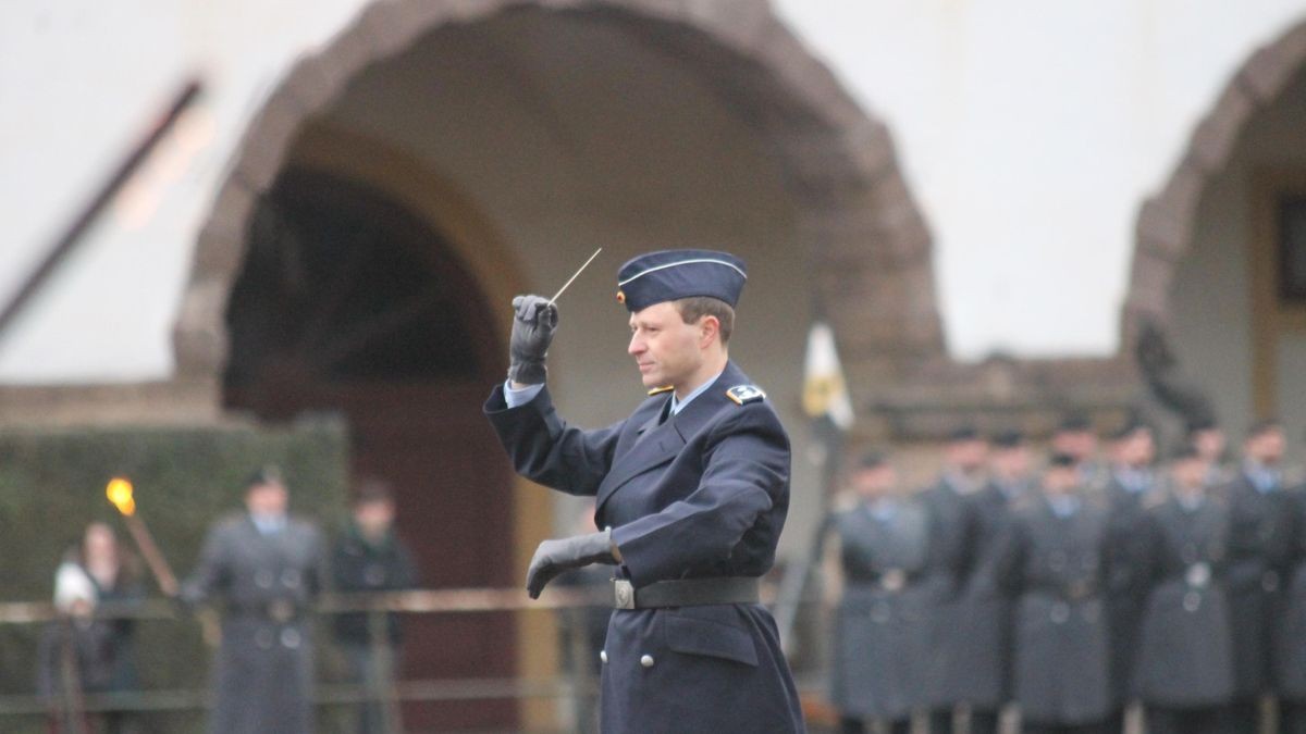 Mit einem Übergabeappell im Hof von Schloss Friedenstein hat Oberstleutnant Friedrich Biebrach das Kommando über das Aufklärungsbataillon 13 in die Hände von Oberstleutnant Benjamin Hoppe gelegt. Im Beisein von Brigadegeneral Alexander Krone und Landrat Onno Eckert.