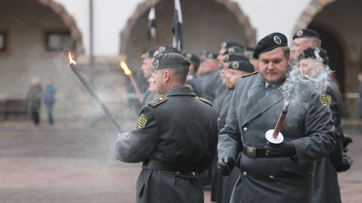 Mit einem Übergabeappell im Hof von Schloss Friedenstein hat Oberstleutnant Friedrich Biebrach das Kommando über das Aufklärungsbataillon 13 in die Hände von Oberstleutnant Benjamin Hoppe gelegt. Im Beisein von Brigadegeneral Alexander Krone und Landrat Onno Eckert.