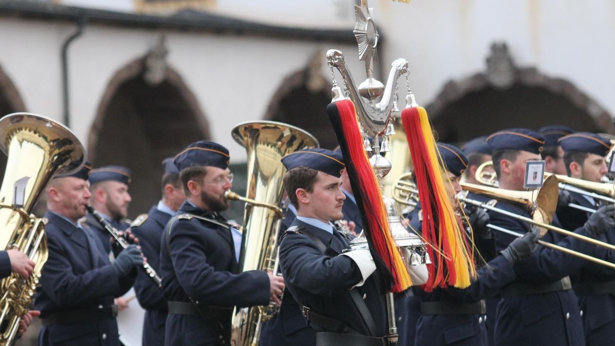 Mit einem Übergabeappell im Hof von Schloss Friedenstein hat Oberstleutnant Friedrich Biebrach das Kommando über das Aufklärungsbataillon 13 in die Hände von Oberstleutnant Benjamin Hoppe gelegt. Im Beisein von Brigadegeneral Alexander Krone und Landrat Onno Eckert.