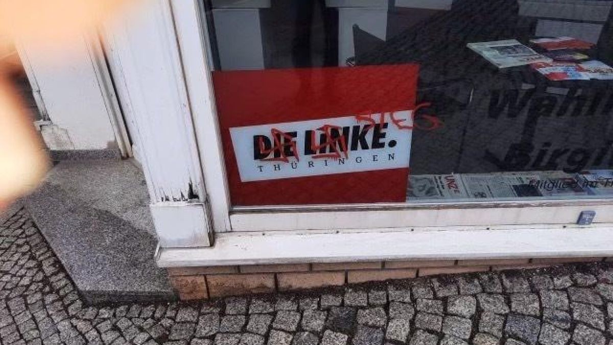 Hakenkreuze und die Aufschrift „Sieg“ sind auf das Wahlkreisbüro von Landtagspräsidentin Birgit Pommer (Linke) geschmiert.