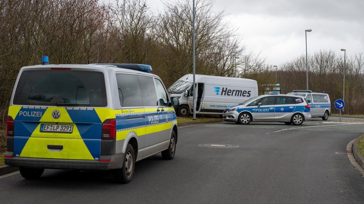 Die Verfolgung des gestohlenen Paket-Transporters endete in einer Hecke im Gewerbegebiet Nohra.