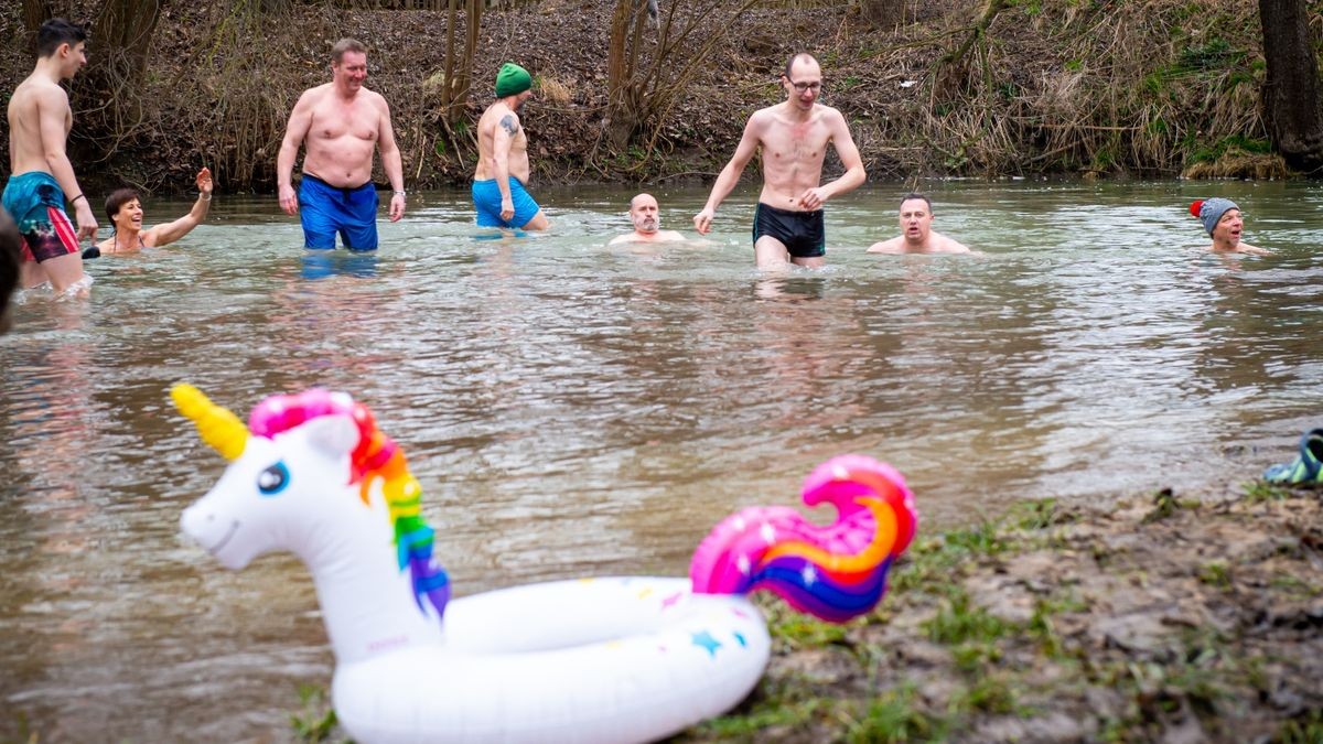 Mehr als 20 Mutige trauten sich im vergangenen Jahr in die Unstrut. In diesem Jahr findet das Anbaden am Stausee bei Niederdorla statt.