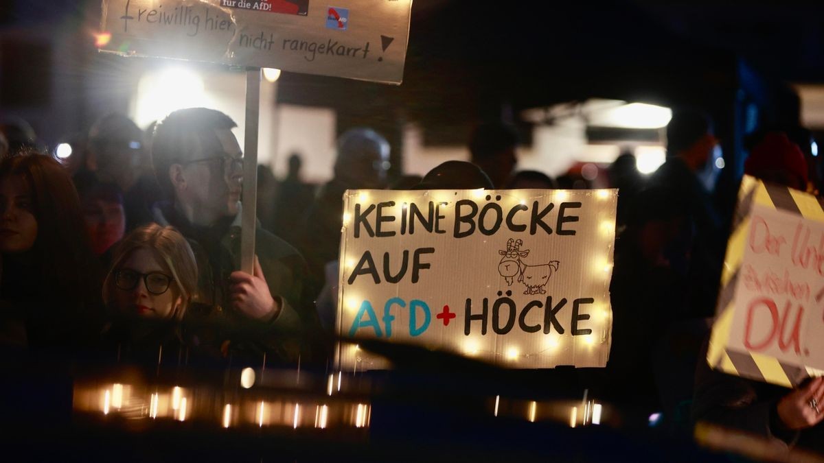 „Keine Böcke auf AfD + Höcke“, steht auf dem Plakat eines Demonstranten während eines Protests, der unter dem Motto „Das Licht sein für Demokratie!“ gegen eine Veranstaltung der AfD stattfand.