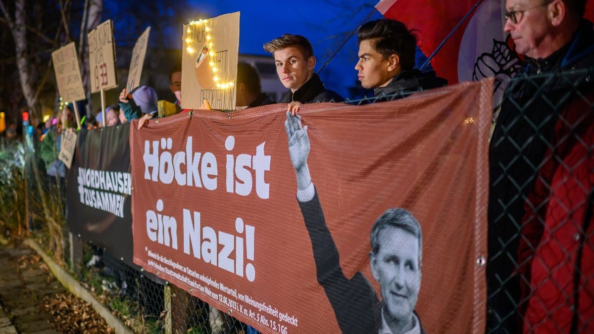 20/02/2024 - Nordhausen: „Höcke ist ein Nazi!“ steht am Dienstagabend, 20. Februar 2024, auf einem Banner von Demonstranten während eines Protests, der unter dem Motto „Das Licht sein für Demokratie!“ gegen den Bürgerdialog der AfD im Nordhäuser Ortsteil Sundhausen (Thüringen) stattfand. Als Teilnehmer kamen zu der AfD-Veranstaltung unter anderem Björn Höcke und Stefan Möller. Zuvor gab es einen Streit um die Vermietung des Veranstaltungsortes, der Festhalle. Die Stadt kündigte am 15. Februar den im Januar abgeschlossenen Mietvertrag. Daraufhin legte die AfD Widerspruch ein, dem das Weimarer Verwaltungsreicht statt gab. Die Landtagsfraktion der AfD wird in Thüringen vom Verfassungsschutz als rechtsextremistisch eingestuft.  (Foto: Marco Kneise / Thüringer Allgemeine)