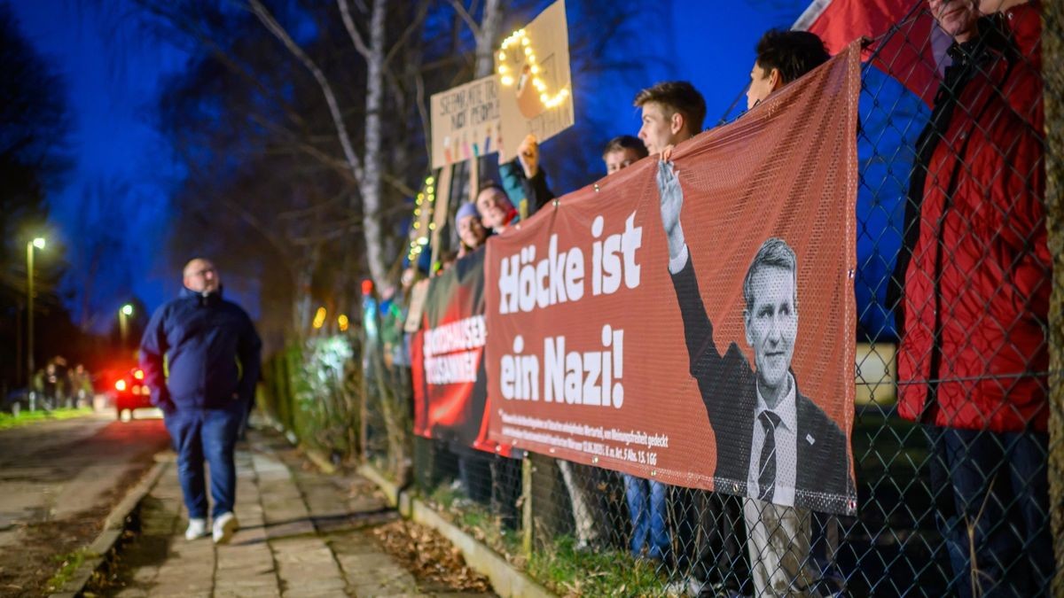 Alle Besucher der AfD-Veranstaltung mussten am Spalier vorbei.