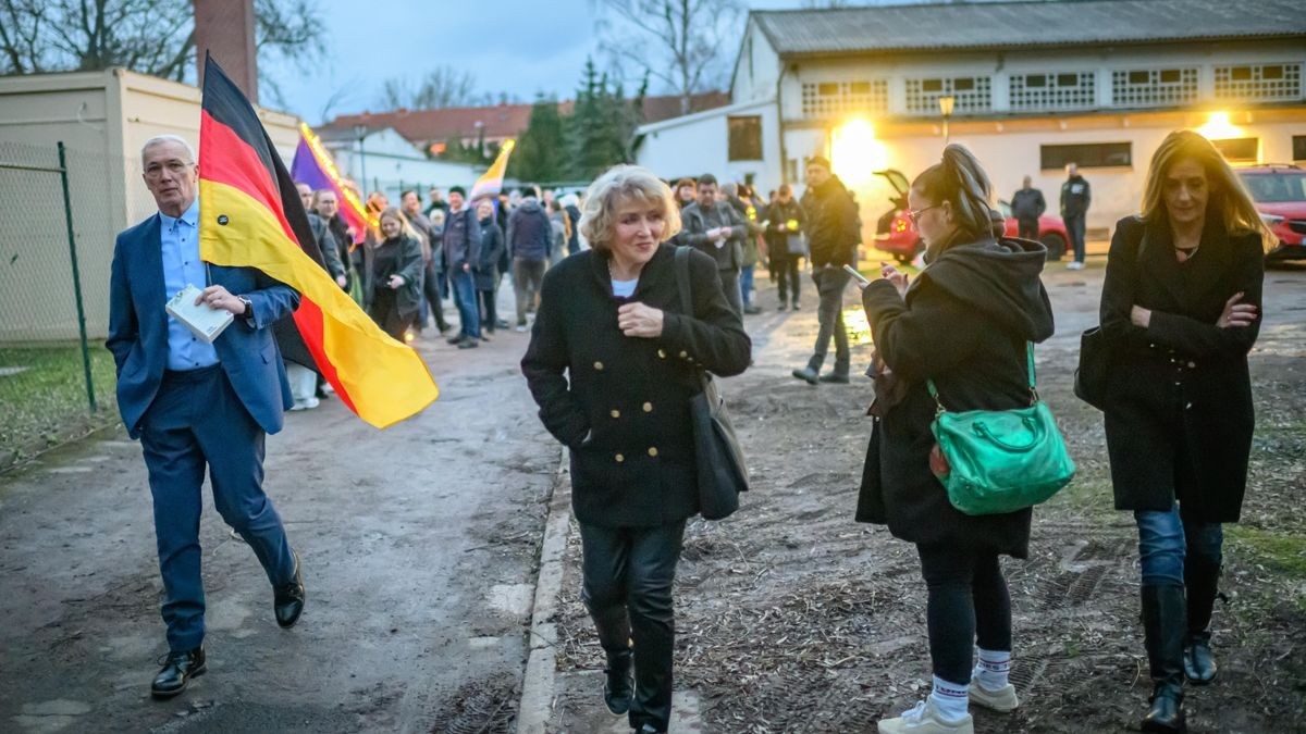 Provokant marschierte Jörg Prophet samt Anhang auf das Gelände der Demonstration.