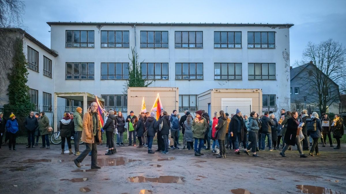 Mehr und mehr füllte sich das Gelände der alten Schule kurz vor 18 Uhr in Sundhausen.