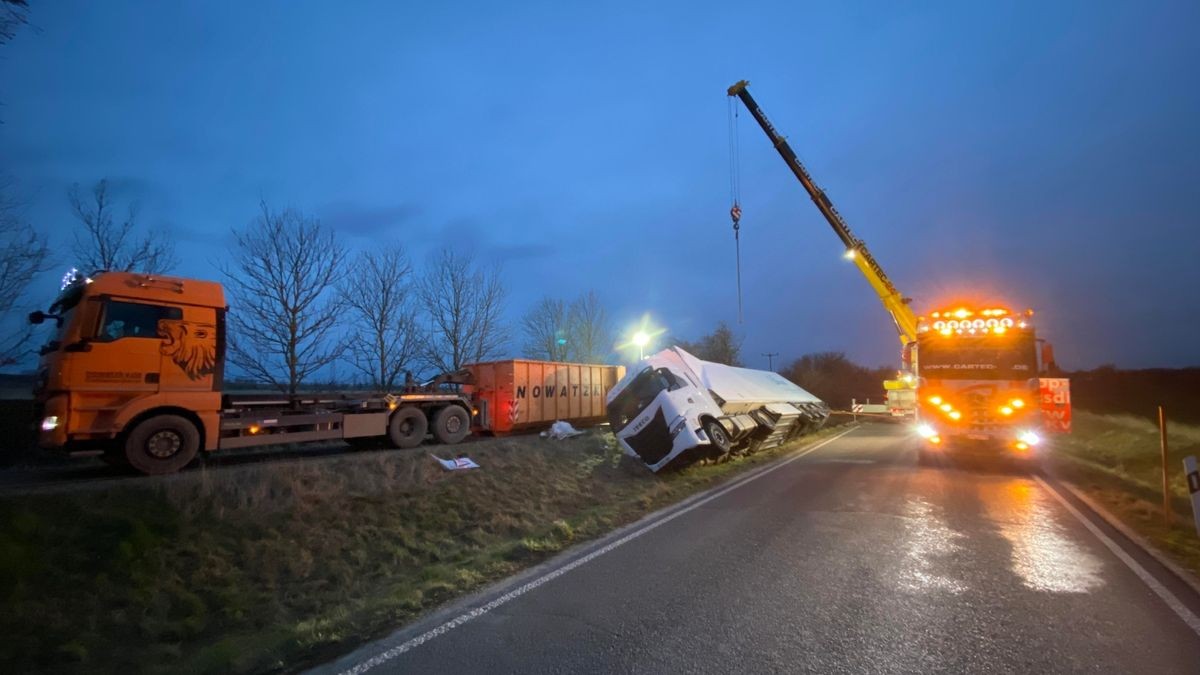 Laster kippt bei Thamsbrück um.