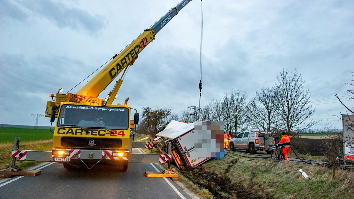 Laster kippt bei Thamsbrück um.