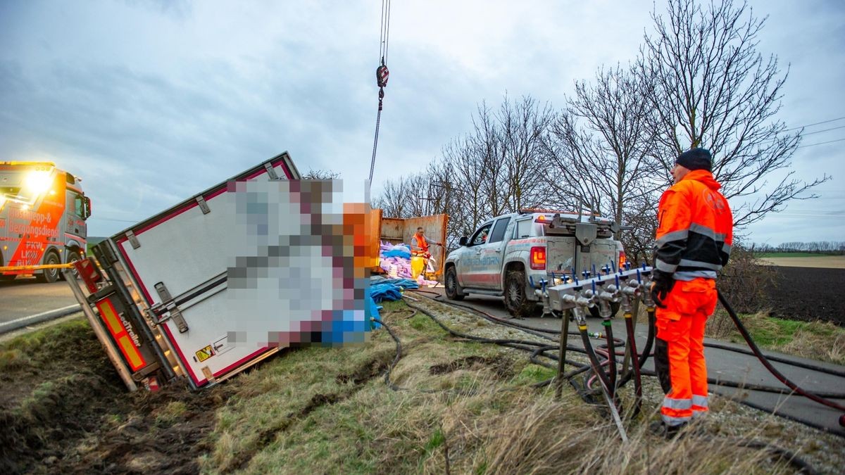 Laster kippt bei Thamsbrück um.