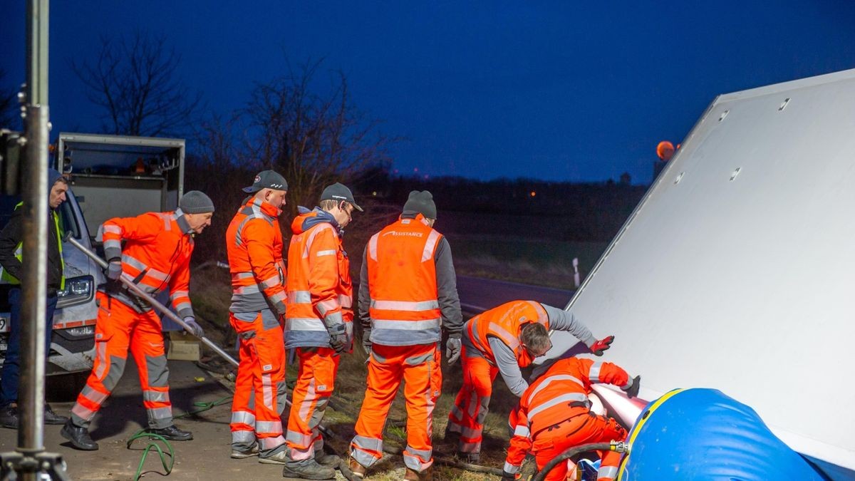 Laster kippt bei Thamsbrück um.