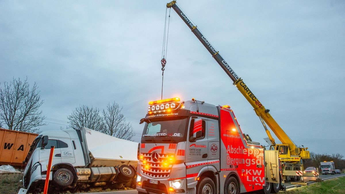 Laster kippt bei Thamsbrück um.