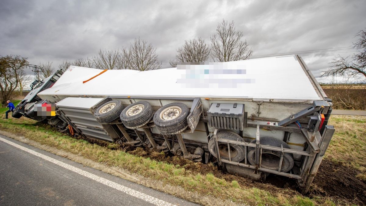 Laster kippt bei Thamsbrück um.