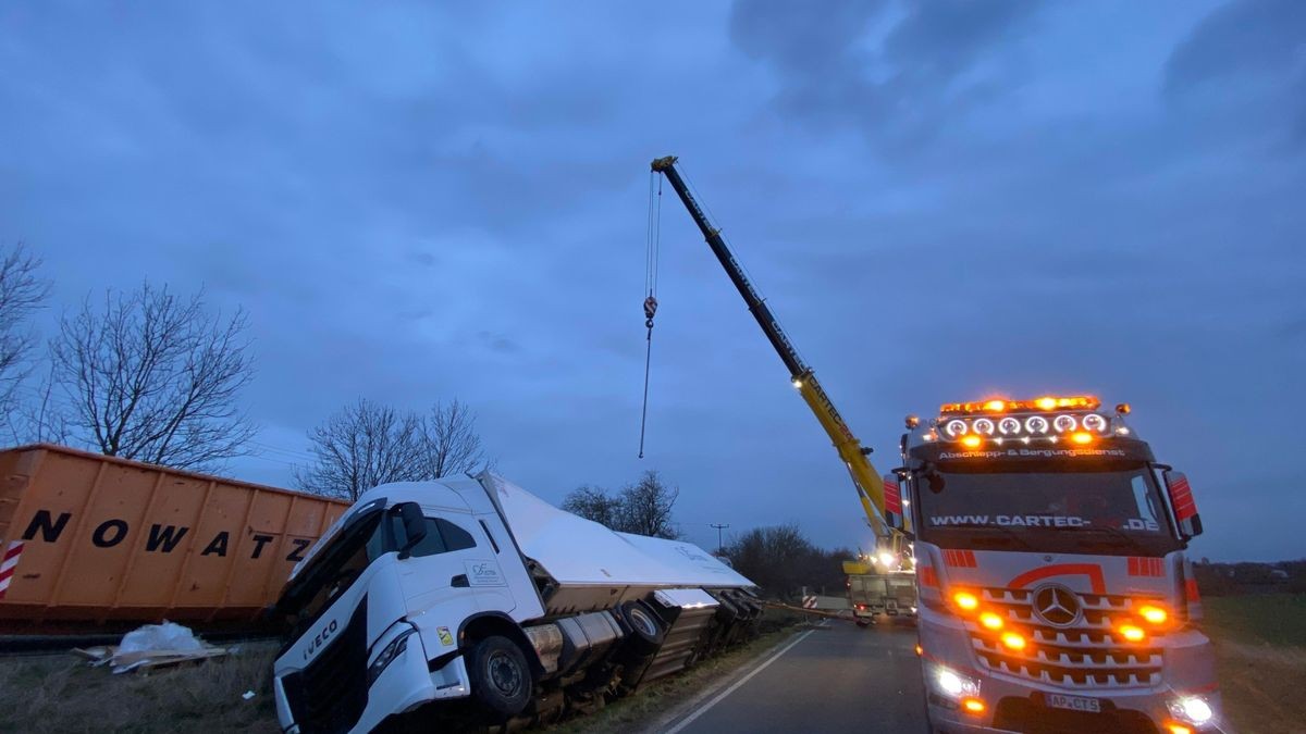 Laster kippt bei Thamsbrück um.