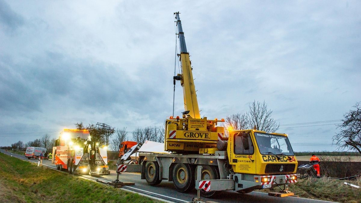 Laster kippt bei Thamsbrück um.