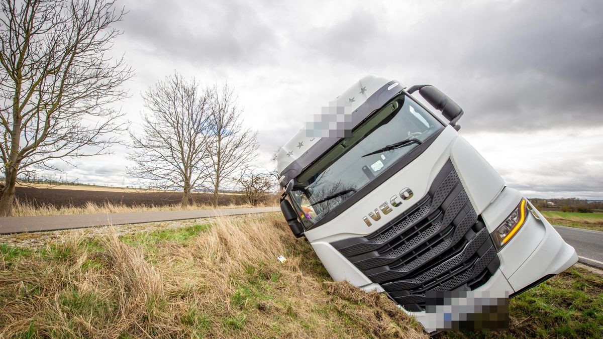 Laster kippt bei Thamsbrück um.