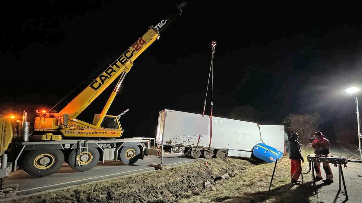 Laster kippt bei Thamsbrück um.