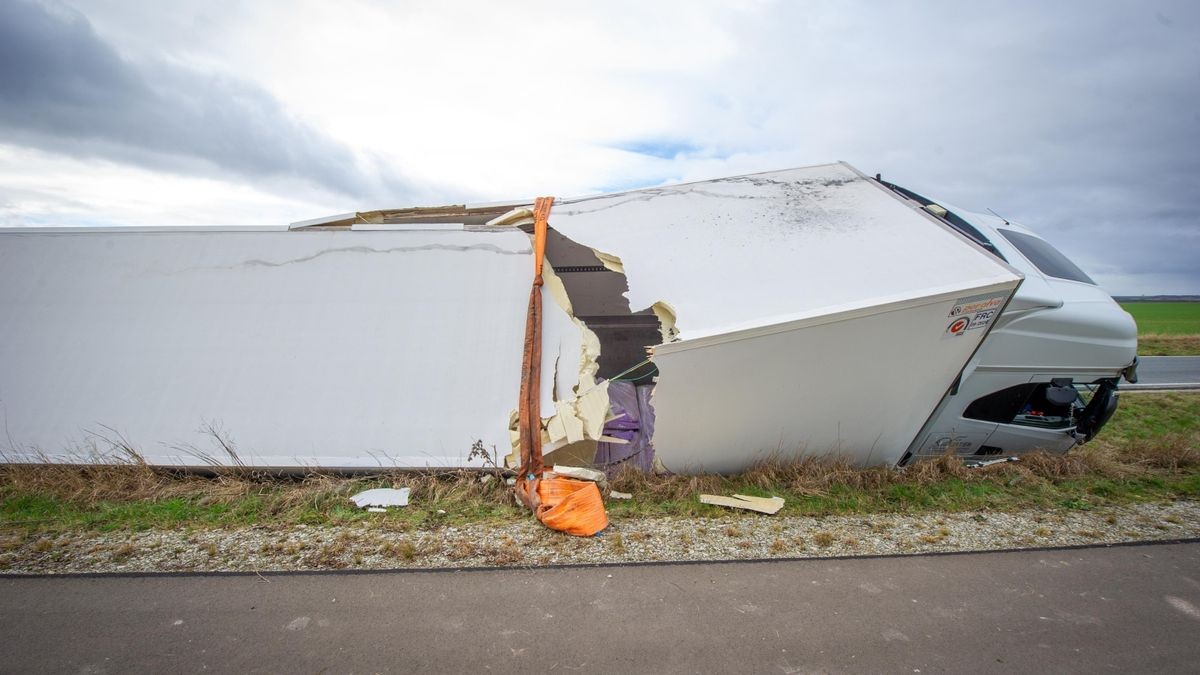 Laster kippt bei Thamsbrück um.