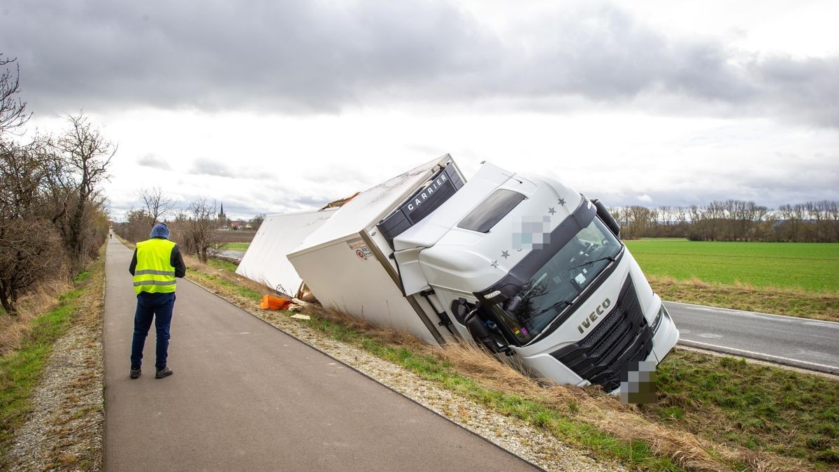 Laster kippt bei Thamsbrück um.