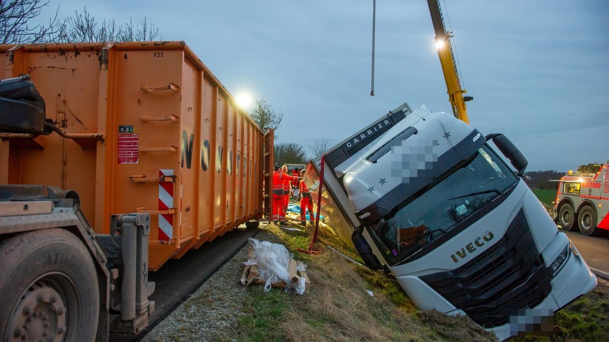 Laster kippt bei Thamsbrück um.