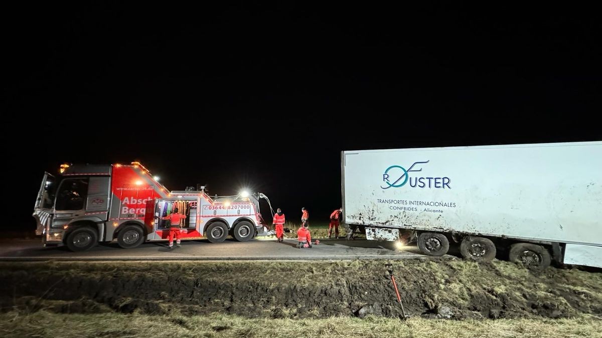 Laster kippt bei Thamsbrück um.