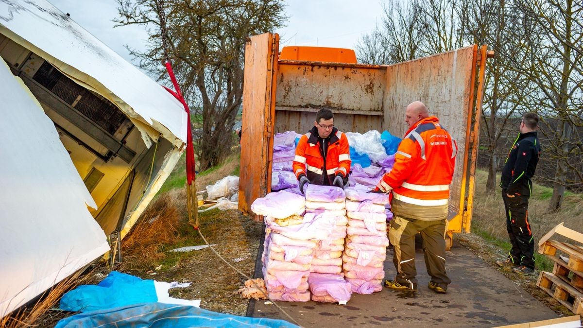 Der verunglückte Lastwagen hatte 20 Tonnen Hähnchenbrust ohne Knochen geladen.