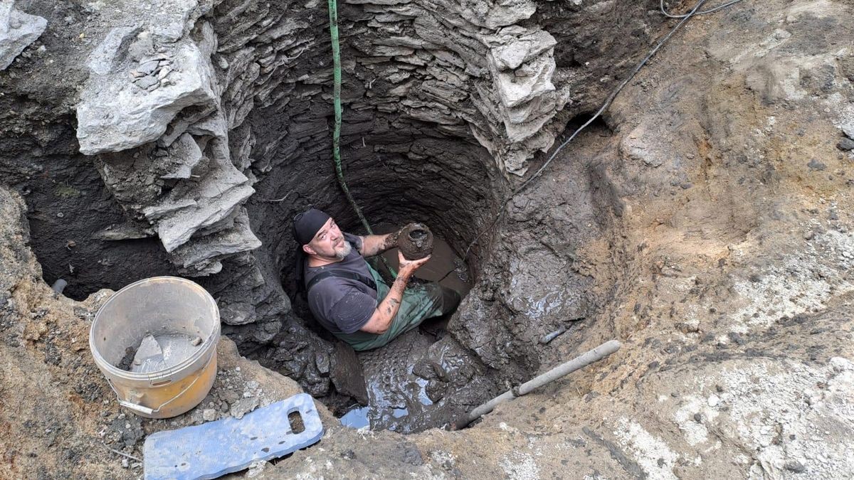 Thomas Zühlsdorff bei der Bergung eines Gefäßes aus dem Brunnen im Hof des ehemailgen Hauses Hababusch in der Geleitstraße.